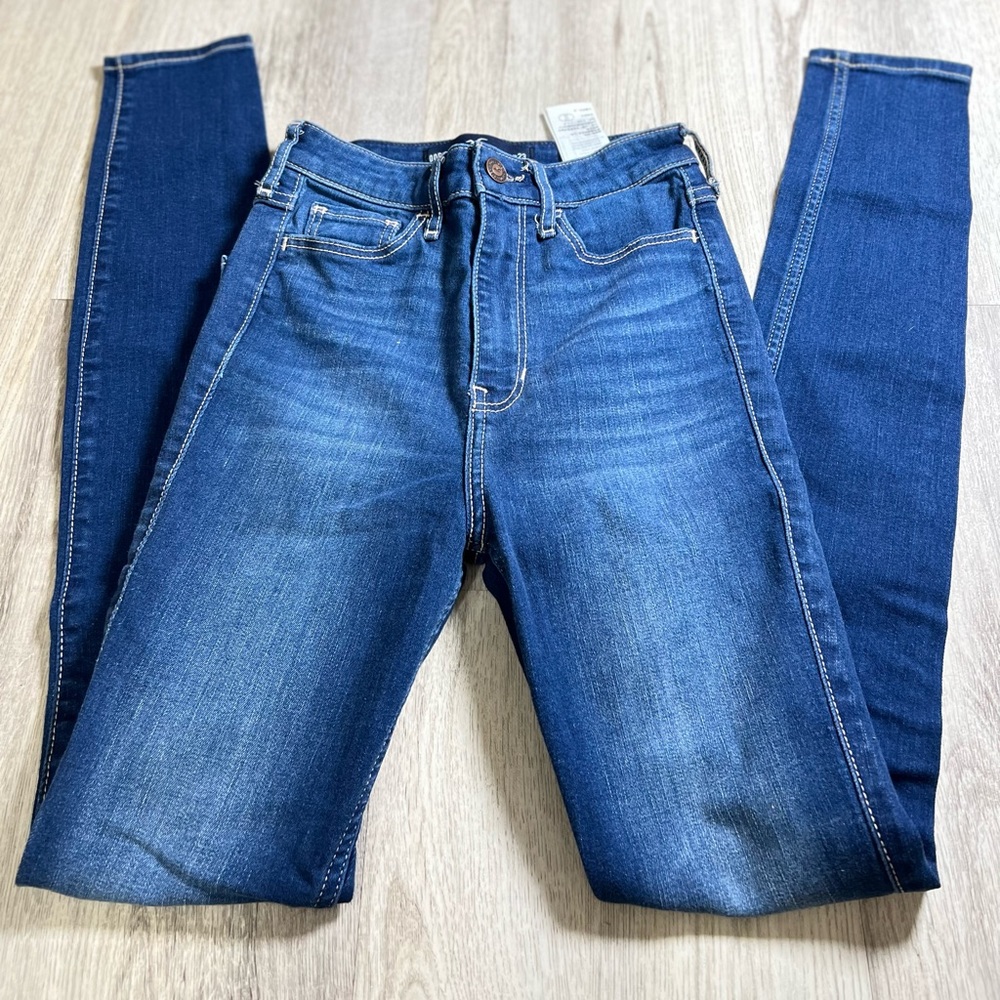 Hollister Jeans size 00 Regular ⭐️ never wore ‼️